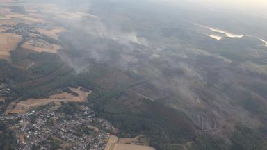 Blick auf die Rauchwolken über dem Waldbrand in Hürtgenwald