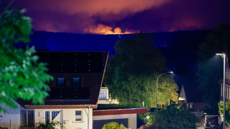 Blick von dem Ortsteil Monschau-Kalterherberg auf die belgische Seite wo das Hohe Venn in Flammen steht am 17.08.2026.
