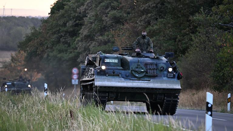 Pionierpanzer der Bundeswehr fahren zu einem Waldbrand im Hürtgenwald in der Nähe des Ortsteils Gey. 