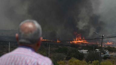 Ein Mann beobachtet die Flammen in der Nähe von Häusern im Gebiet eines Waldbrands, bei dem am 10. 07.2026 in der Nähe von Bedar, im Bezirk Los Gallardos in der Provinz Almería, elf Menschen ums Leben kamen.