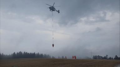 Ein Löschhelikopter hilft bei den Löscharbeiten