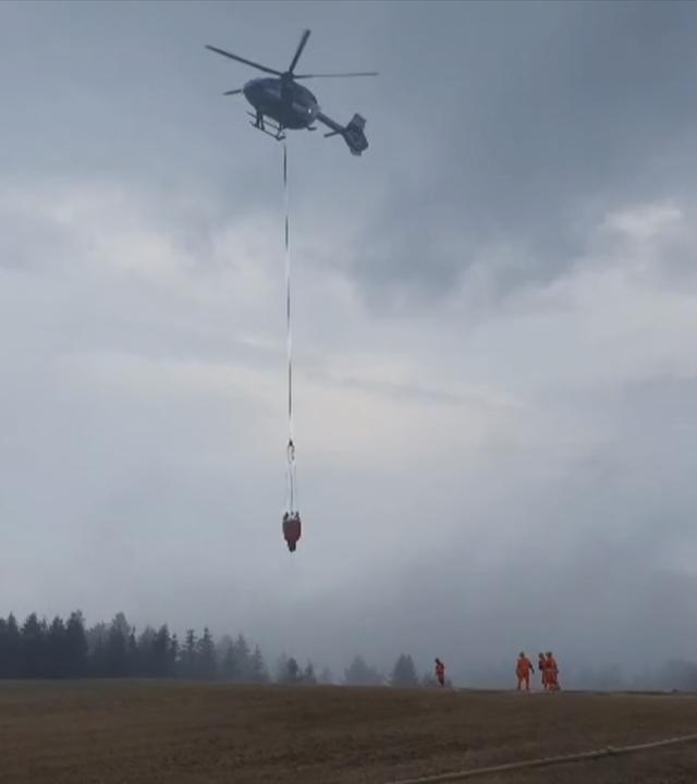Ein Löschhelikopter hilft bei den Löscharbeiten