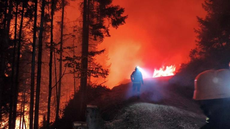 Österreich, Lesachtal: Im Kärntner Lesachtal (Bezirk Hermagor) kämpfen die Feuerwehren seit Donnerstagabend, 23. April 2026, gegen einen Waldbrand.