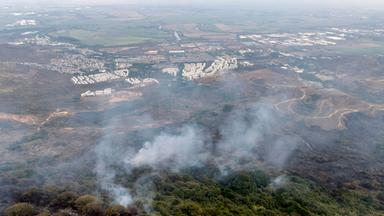 Rauch steigt bei einem Waldbrand in Kolumbien auf.