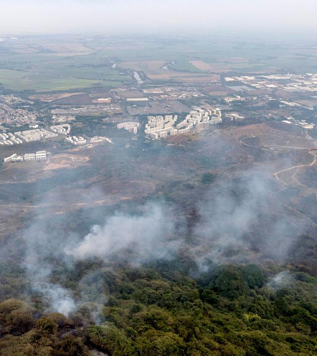 Rauch steigt bei einem Waldbrand in Kolumbien auf.