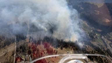  Der Waldbrand im Kärntner Lesachtal, der am Donnerstagabend im steilen Gelände ausgebrochen war, breitet sich rasch aus.