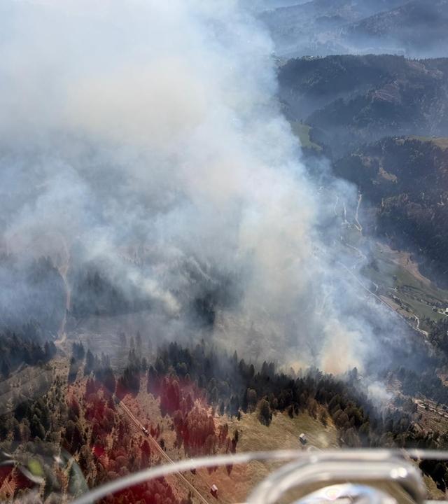  Der Waldbrand im Kärntner Lesachtal, der am Donnerstagabend im steilen Gelände ausgebrochen war, breitet sich rasch aus.