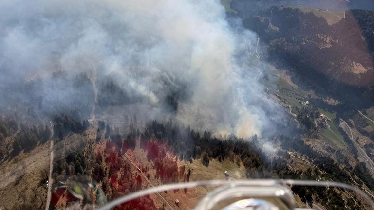  Der Waldbrand im Kärntner Lesachtal, der am Donnerstagabend im steilen Gelände ausgebrochen war, breitet sich rasch aus.