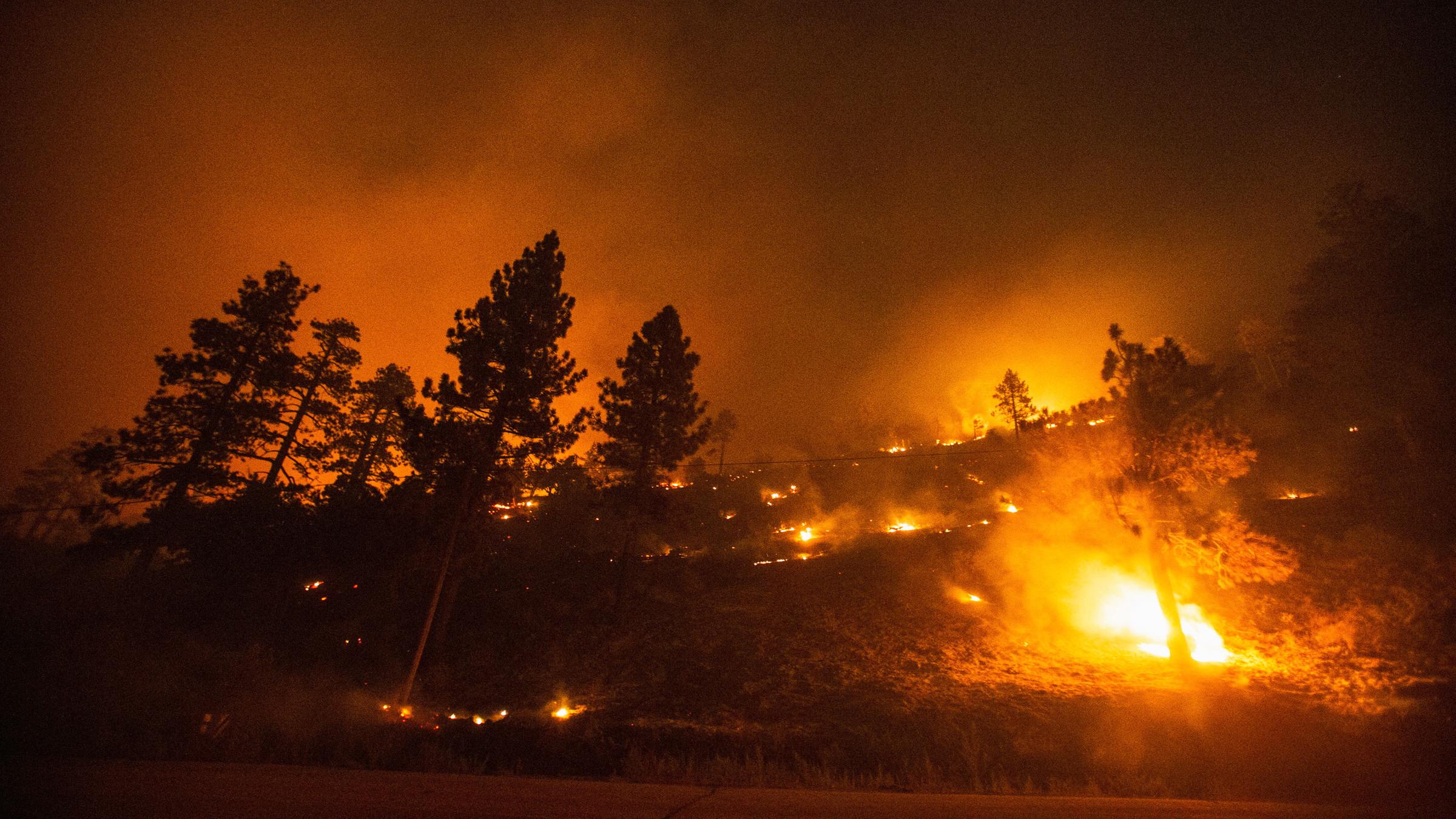Das Bridge Fire verbrennt die Berggemeinden nordöstlich von Los Angeles in Wrightwood, Kalifornien