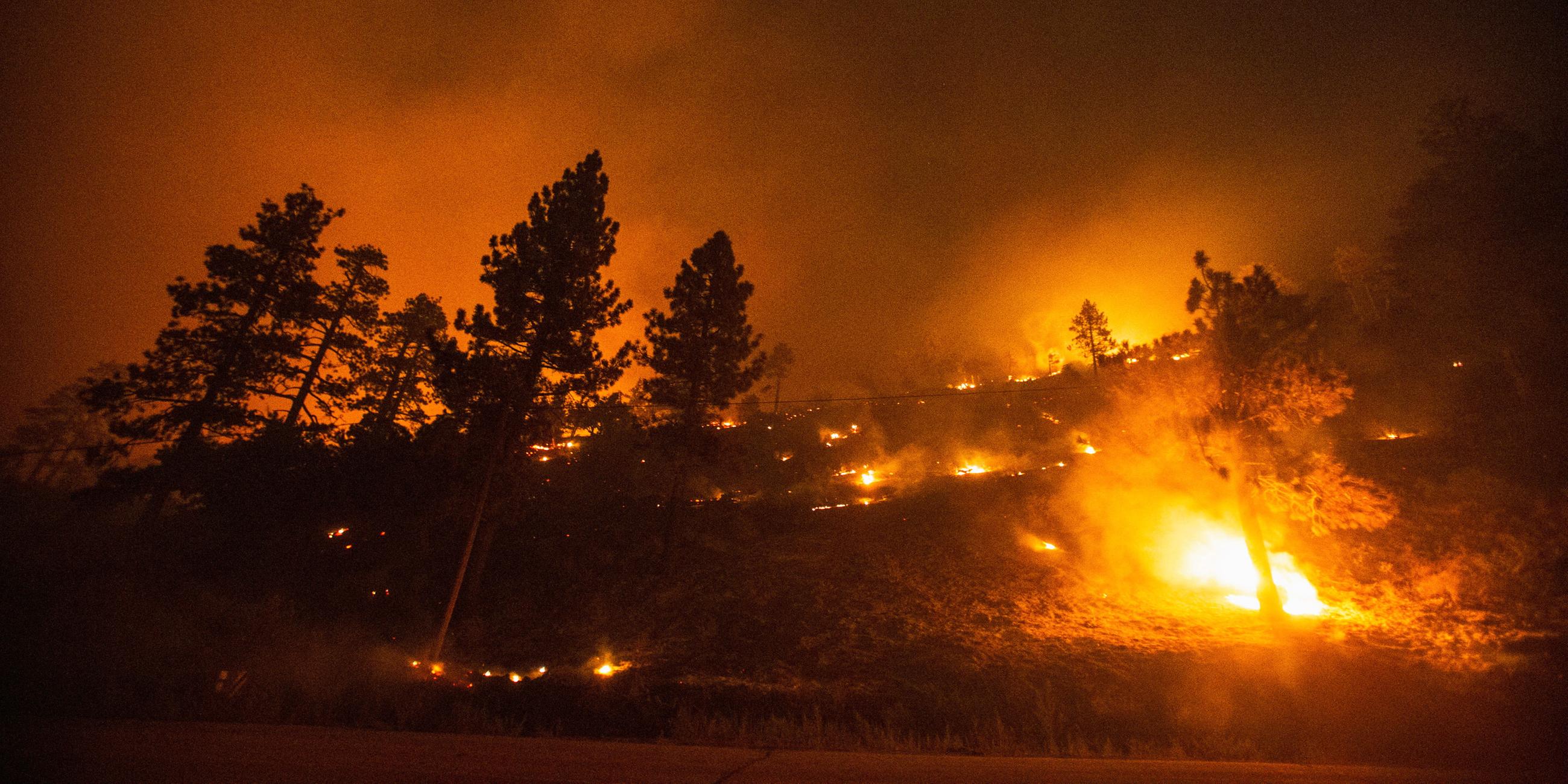 Das Bridge Fire verbrennt die Berggemeinden nordöstlich von Los Angeles in Wrightwood, Kalifornien