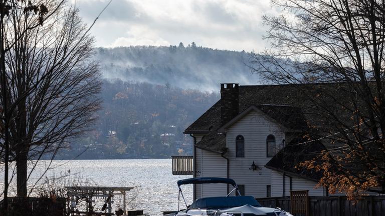 Rauch steigt von einem Waldbrand in einem bewaldeten Berggebiet gegenüber dem Greenwood Lake in Warwick, USA, auf.