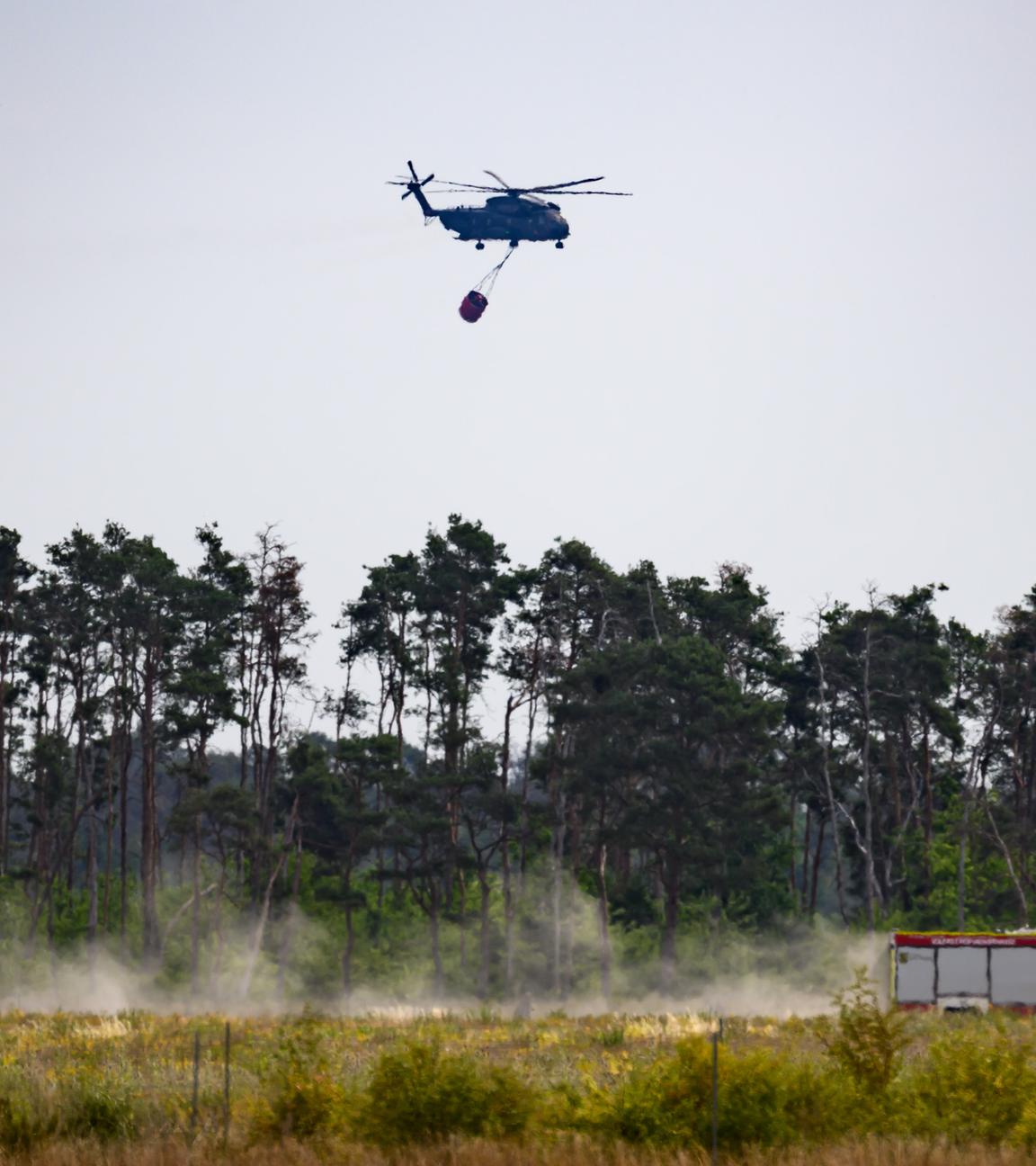Ein Helikopter fliegt über die Gohrischheide