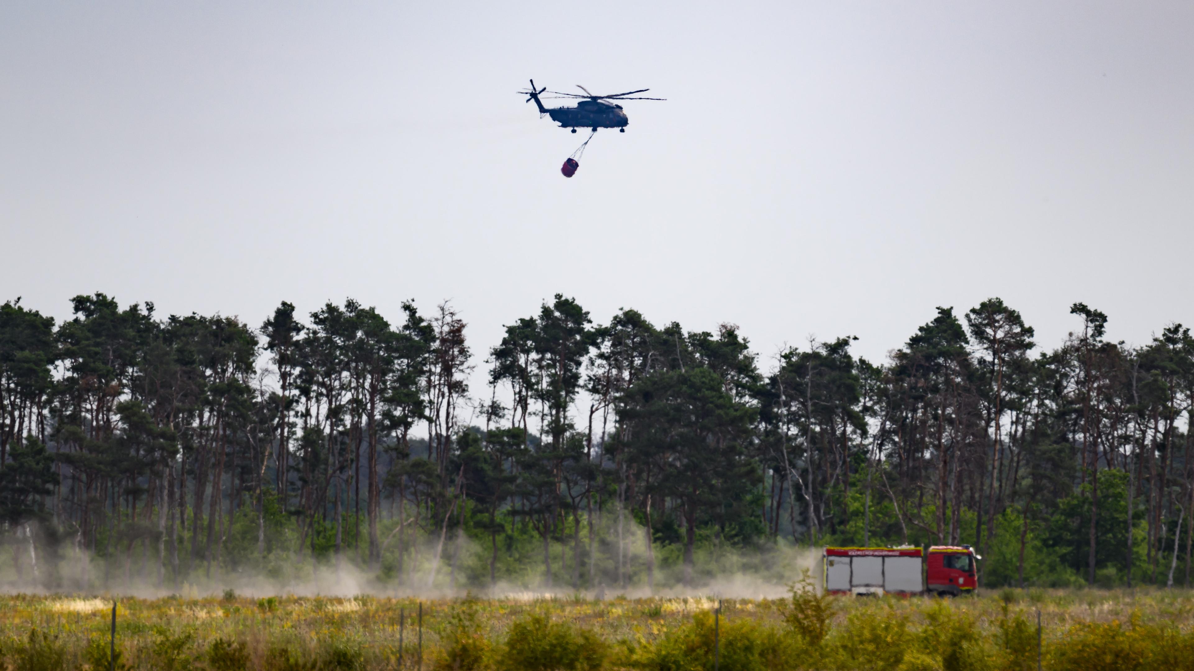 Ein Helikopter fliegt über die Gohrischheide