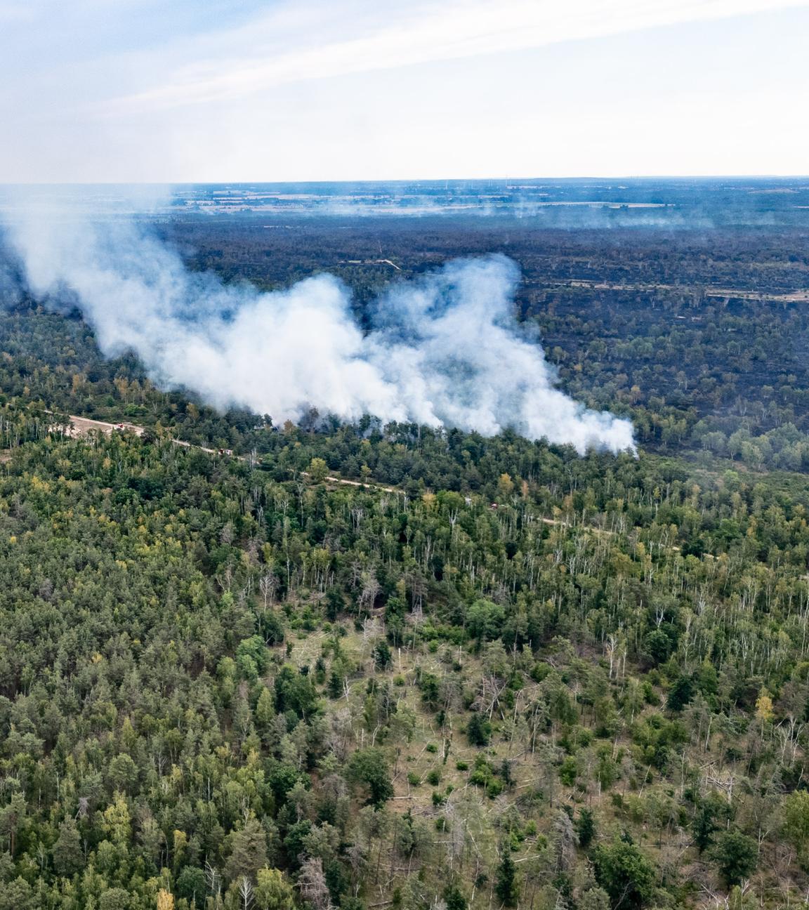 Rauch steigt bei einem Wald- und Vegetationsbrand in der Gohrischheide im Landkreis Meißen in der Nähe von dem sächsischen Ort Jacobsthal in den Himmel.