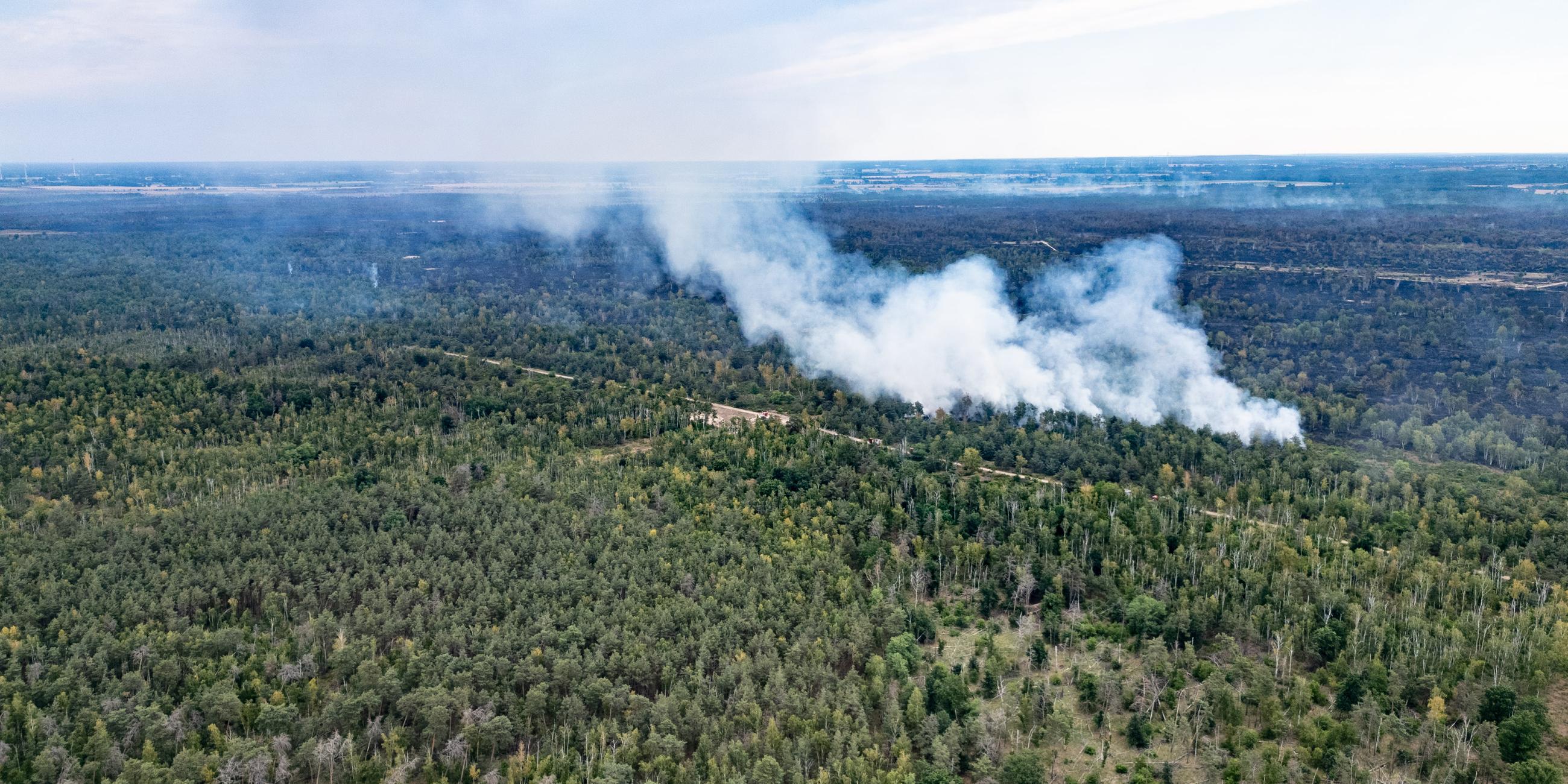 Rauch steigt bei einem Wald- und Vegetationsbrand in der Gohrischheide im Landkreis Meißen in der Nähe von dem sächsischen Ort Jacobsthal in den Himmel.