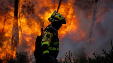 Archiv: Rettungskräfte im Einsatz bei Waldbrand in Spanien