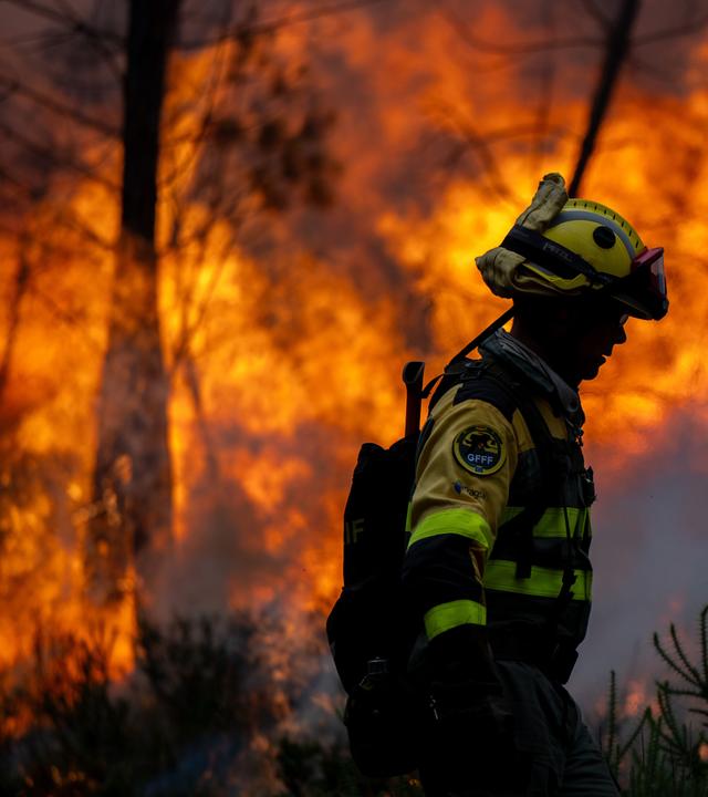 Archiv: Rettungskräfte im Einsatz bei Waldbrand in Spanien