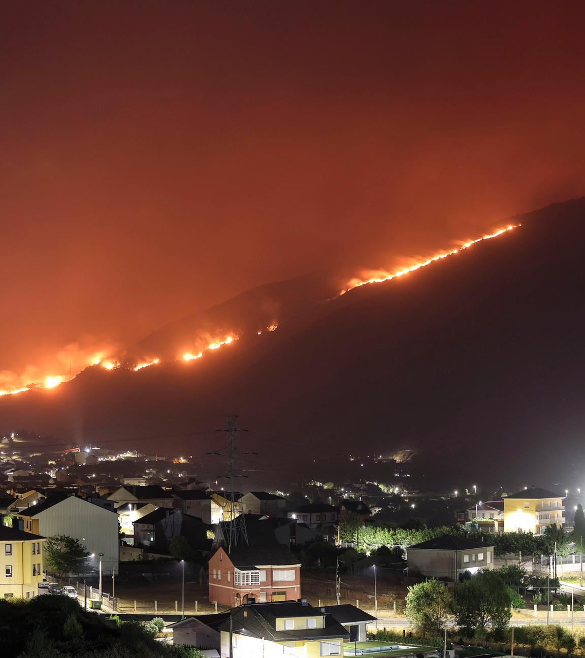 Ein Waldbrand wütet in Vilamartin de Valdeorras, Galizien, Spanien, am 18. August 2025.
