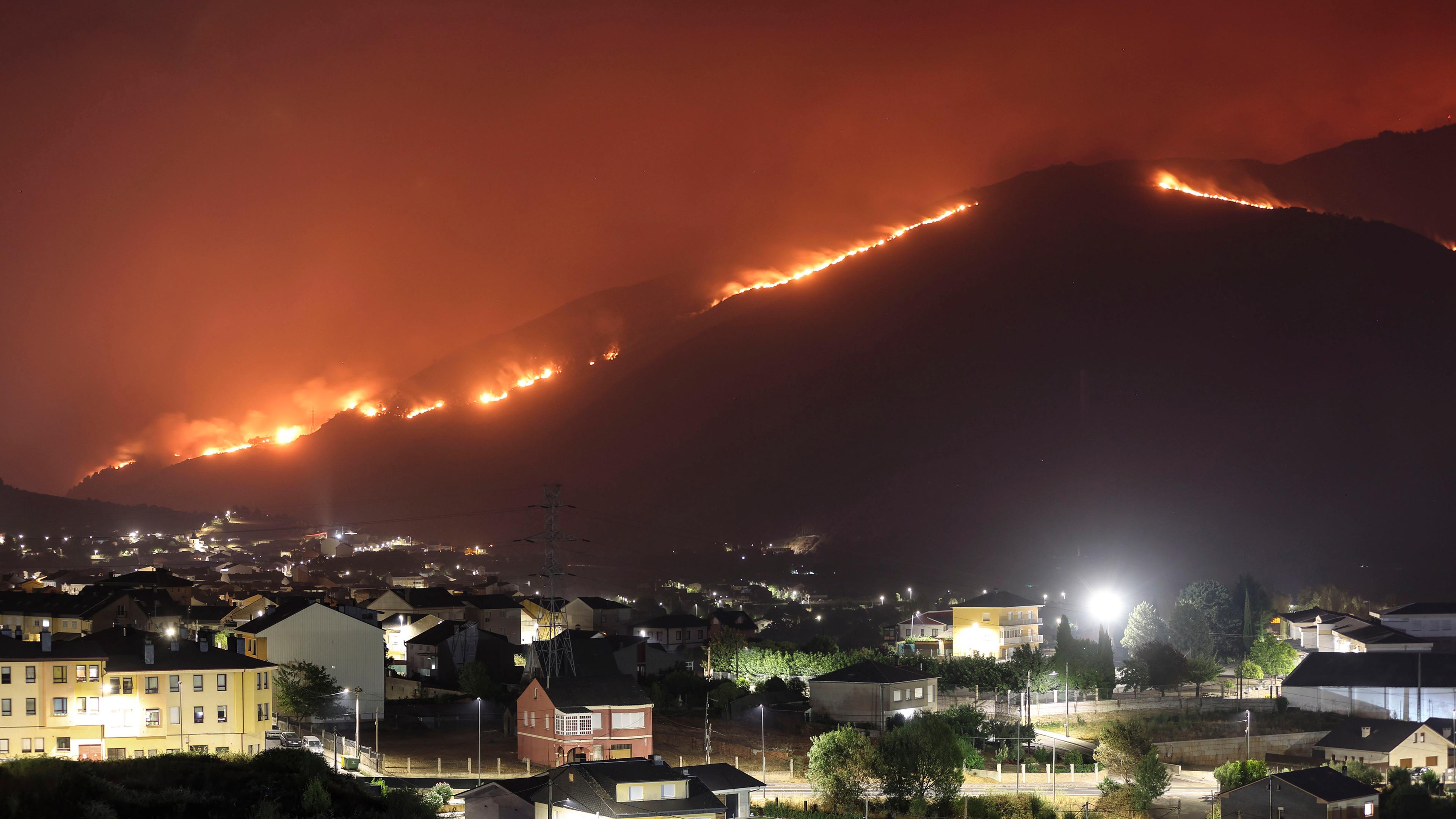 Ein Waldbrand wütet in Vilamartin de Valdeorras, Galizien, Spanien, am 18. August 2025.