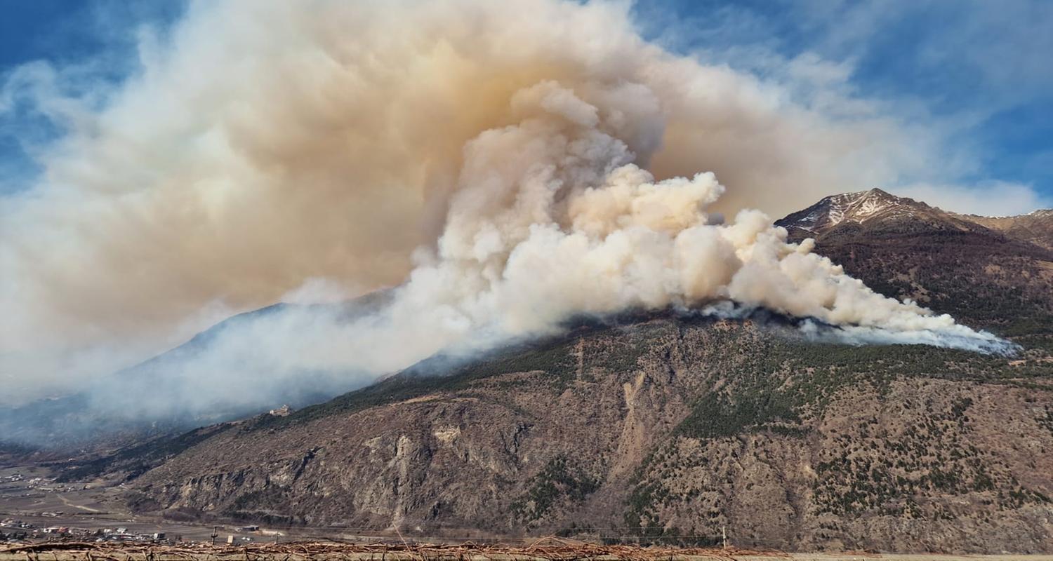 Italien, Latsch: Eine mächtige Qualmwolke steht wegen eines großen Waldbrand über dem Sonnenberg im Südtiroler Vinschgau.