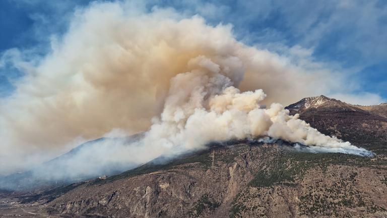 Italien, Latsch: Eine mächtige Qualmwolke steht wegen eines großen Waldbrand über dem Sonnenberg im Südtiroler Vinschgau.