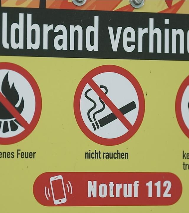Schild mit der Aufschrift "Waldbrand verhindern"