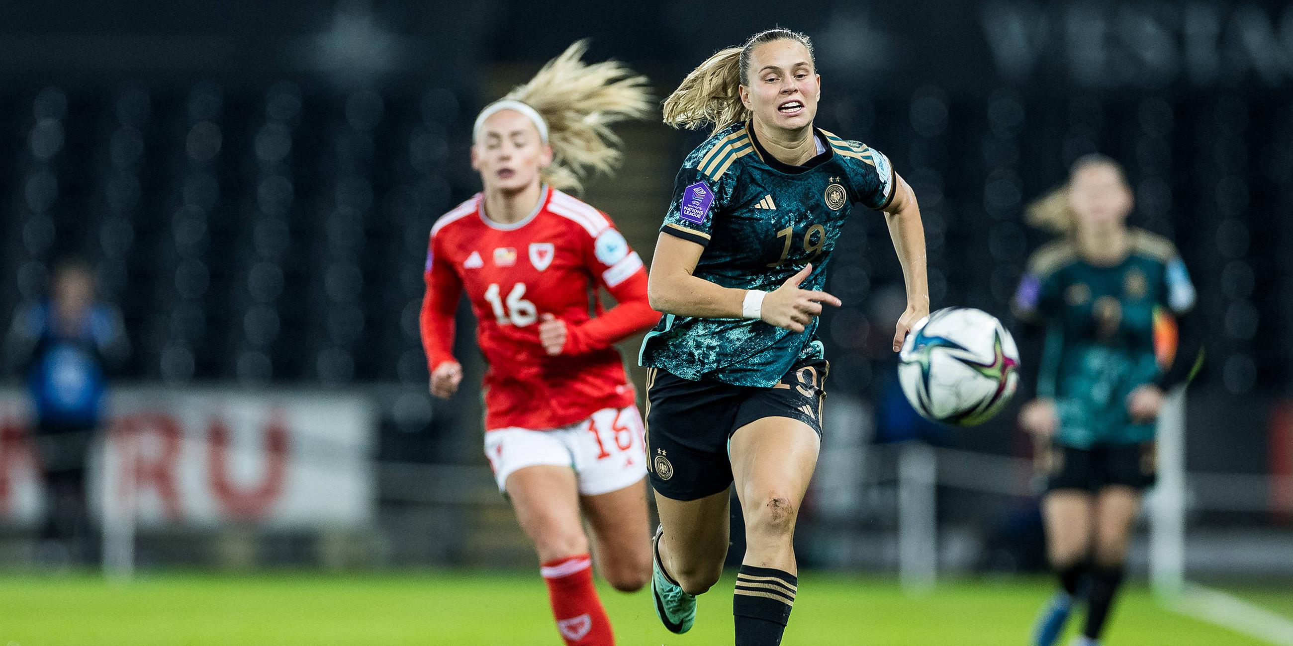 Klara Bühl (Deutschland, 19) sprintet dem Ball nach am 05.12.23.