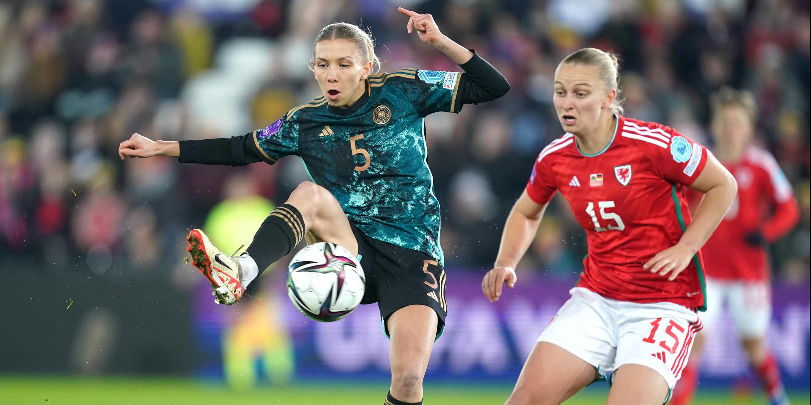 Elisa Senb (l) aus Deutschland und Elise Hughes aus Wales in Aktion am 05.12.23.