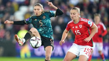 Elisa Senb (l) aus Deutschland und Elise Hughes aus Wales in Aktion am 05.12.23.