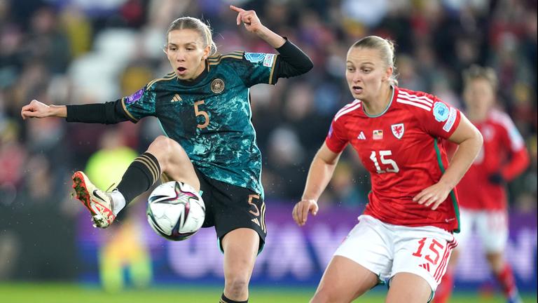 Elisa Senb (l) aus Deutschland und Elise Hughes aus Wales in Aktion am 05.12.23.