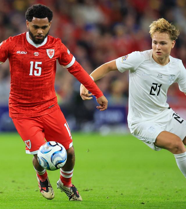 Der norwegische Nationalspieler Morten Hjulmand verfolgt den ballführenden walisischen Nationalspieler Jay Dasilva.