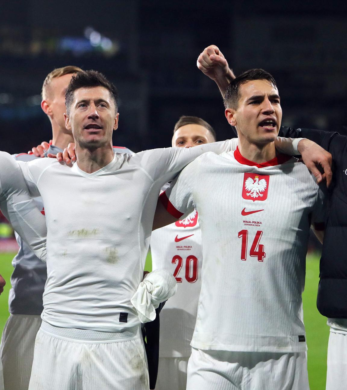 Robert Lewandowski (2.v.l.) feiert mit seinen Teamkollegen.