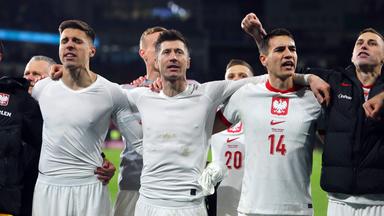 Robert Lewandowski (2.v.l.) feiert mit seinen Teamkollegen.