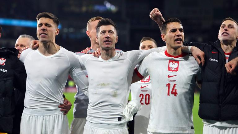 Robert Lewandowski (2.v.l.) feiert mit seinen Teamkollegen.