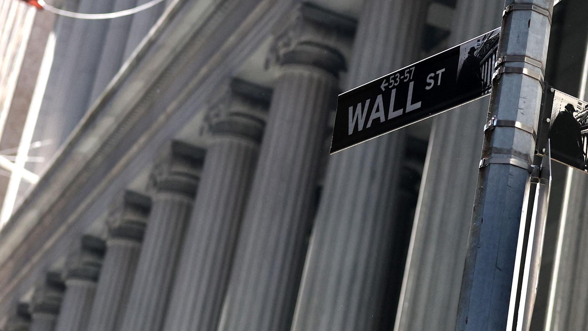 Ein Wall-Street-Straßenschild in New York