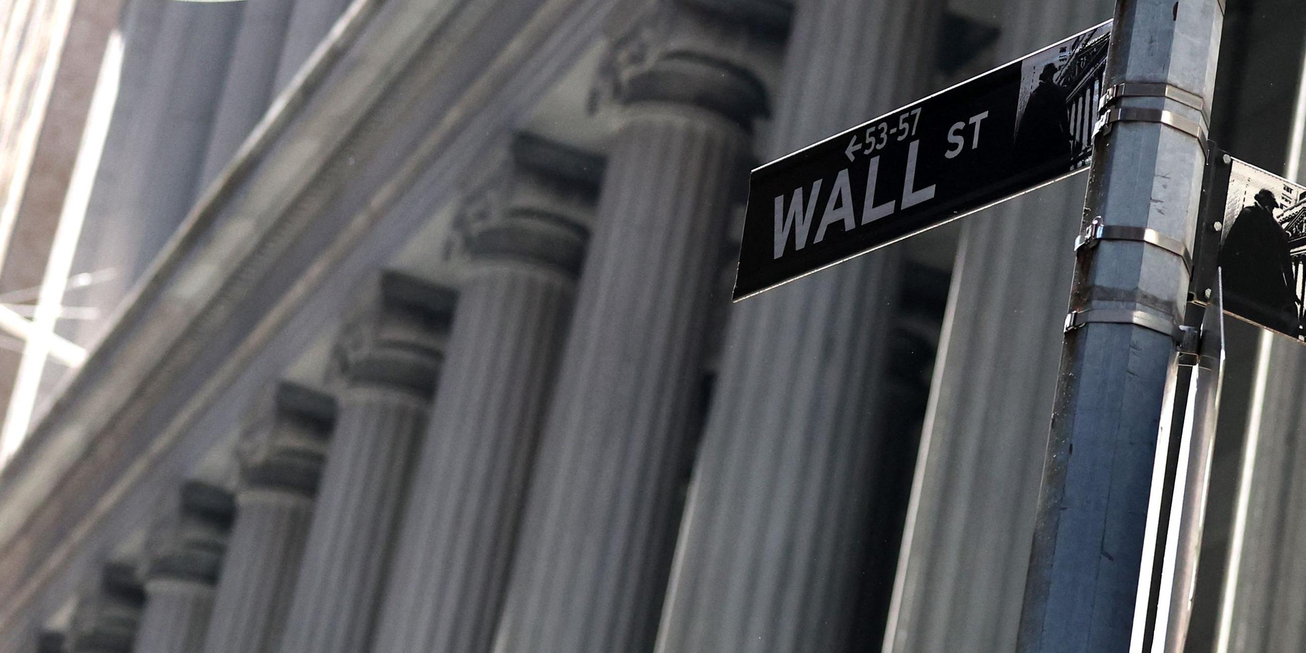 Ein Wall-Street-Straßenschild in New York