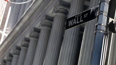 Ein Wall-Street-Straßenschild in New York