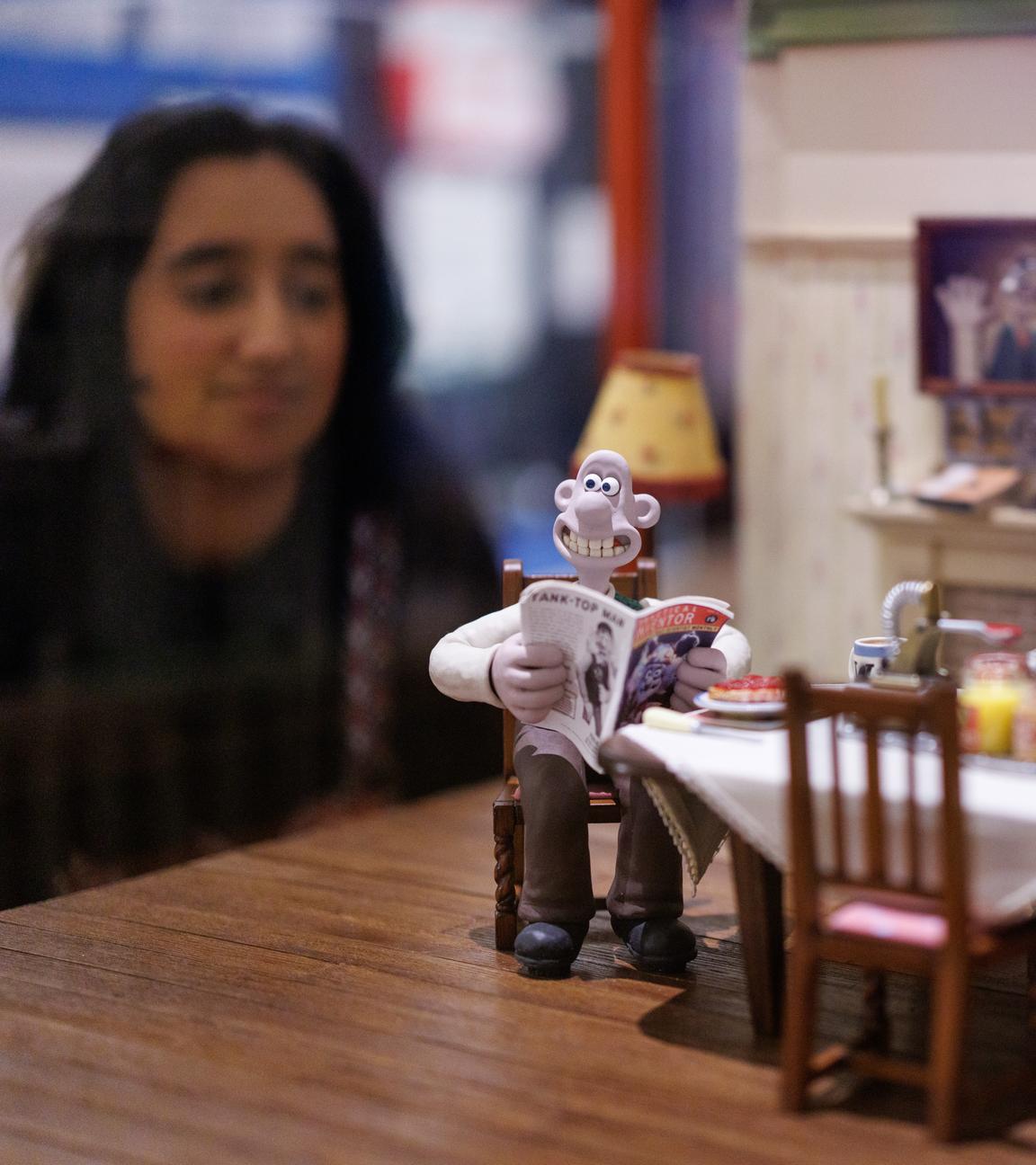 Ein Besucher schau sich ein Esszimmer-Set-Modell an, das bei den Dreharbeiten zu „Wallace & Gromit“ verwendet wurde.