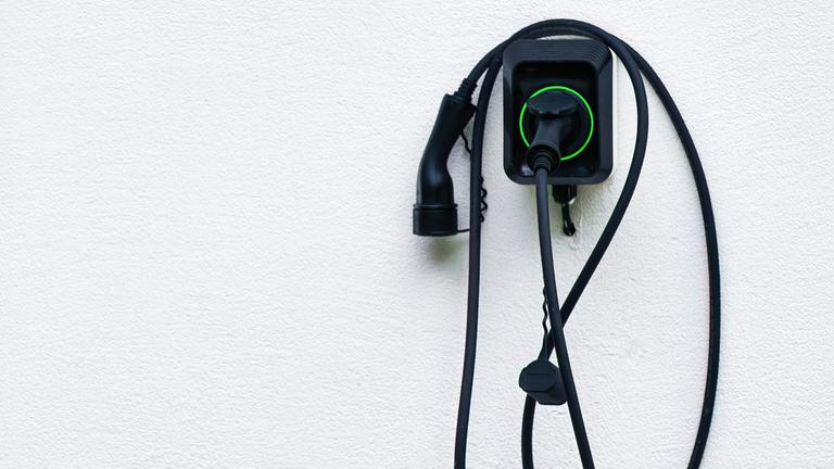 Wallbox zum Laden eines E-Autos an einer Hauswand