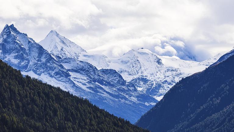 Schneebedeckte Gipfel der Berge Le Besso und Obergabelhorn in den Walliser Alpen der Schweiz.