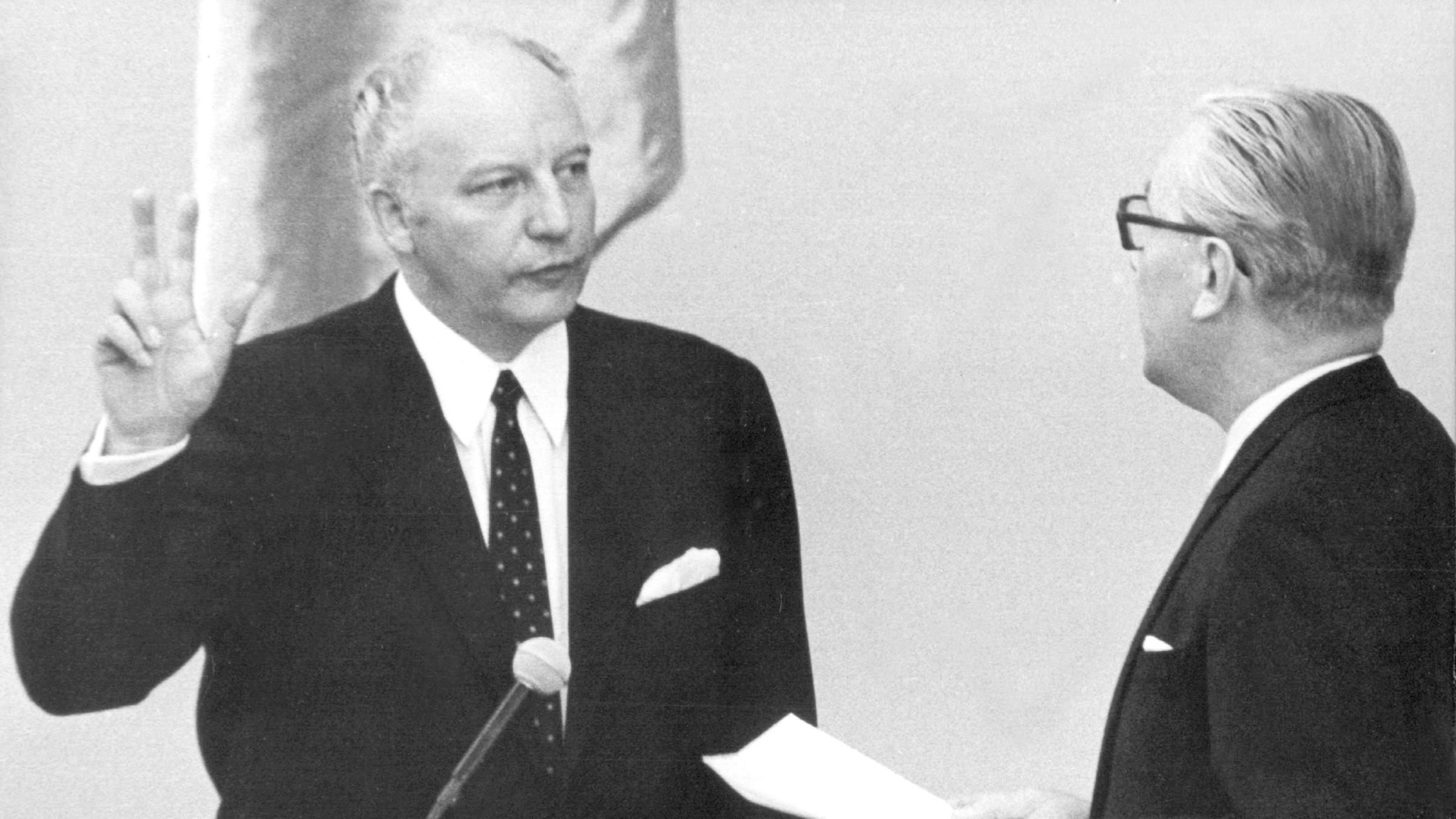 Archiv: vereidigung des aussenministers und vorsitzenden der fdp, walter scheel (l), durch bundestagspraesident kai uwe von von hassel am 22.10.1969 im bonner bundestag.