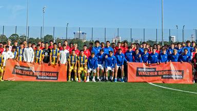 Walther-Bensemann-Turnier: alle Teams mit Banner