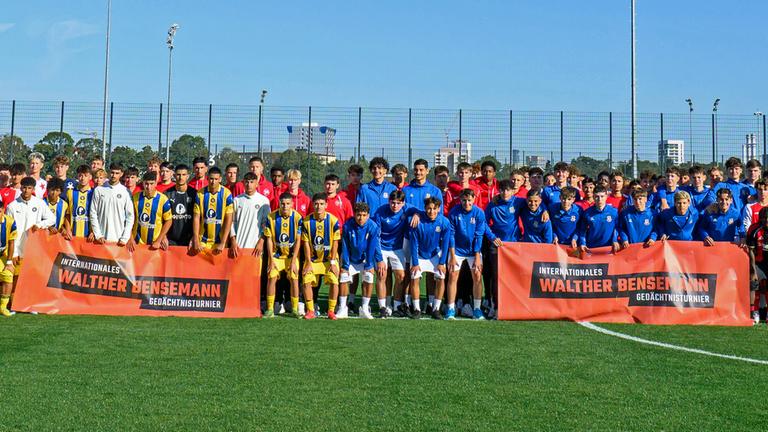 Walther-Bensemann-Turnier: alle Teams mit Banner