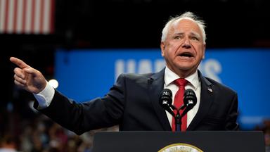 Der demokratische US-Vizepräsidentschaftskandidat Tim Walz spricht bei einem Wahlkampfauftritt in Las Vegas.