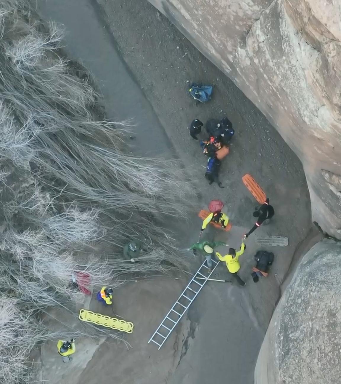 Dieses Bild aus Drohnenaufnahmen, die von Grand County Search and Rescue zur Verfügung gestellt wurden, zeigt einen Mann, der im Arches-Nationalpark im Osten Utahs aus Treibsand befreit wird.