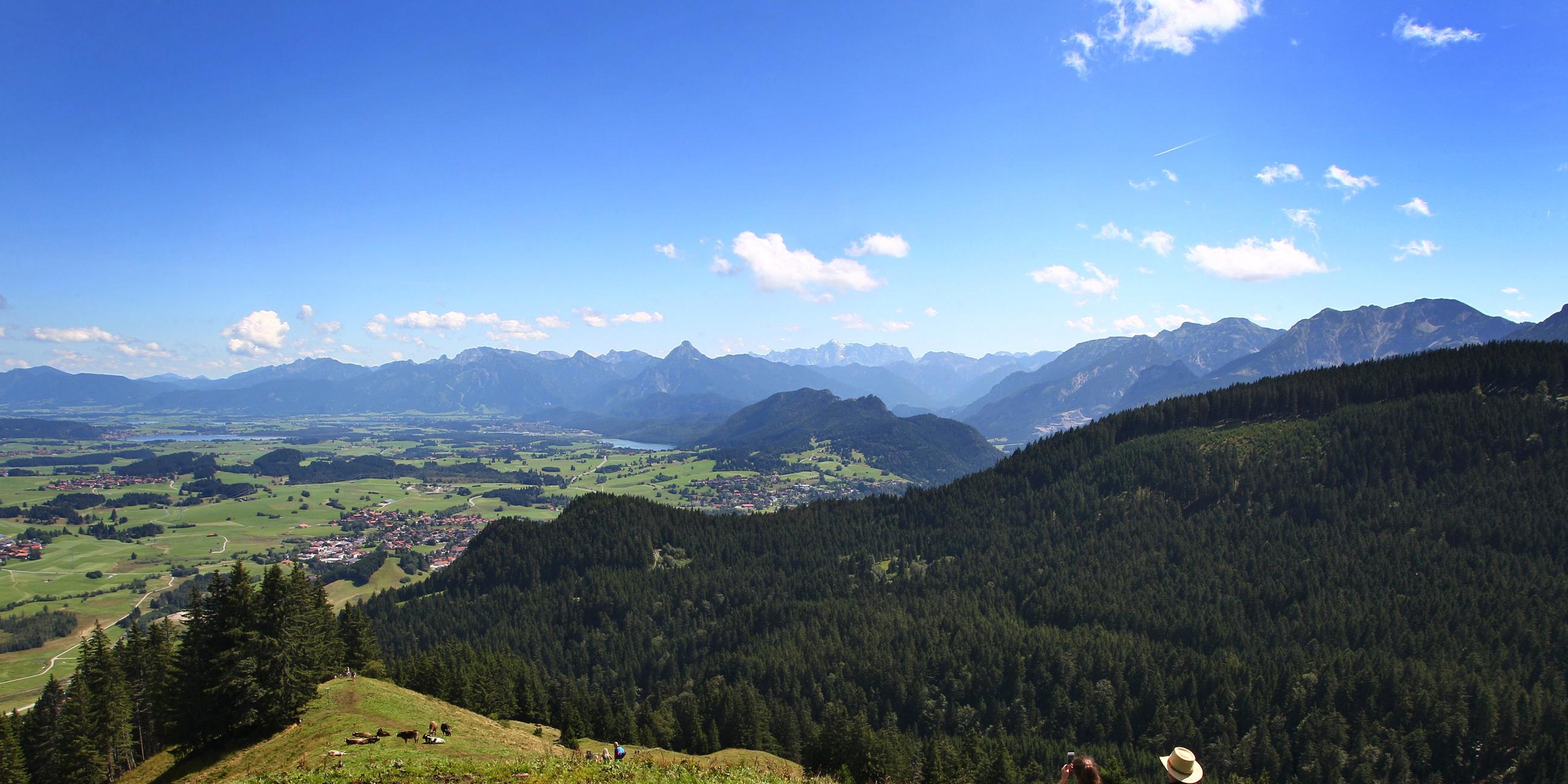 Wanderer vor Bergpanorama