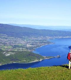 Wanderer mit Blick auf Lac d'Annecy, Frankreich