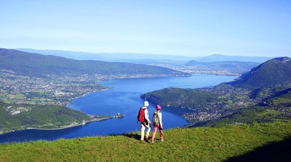 Wanderer mit Blick auf Lac d'Annecy, Frankreich