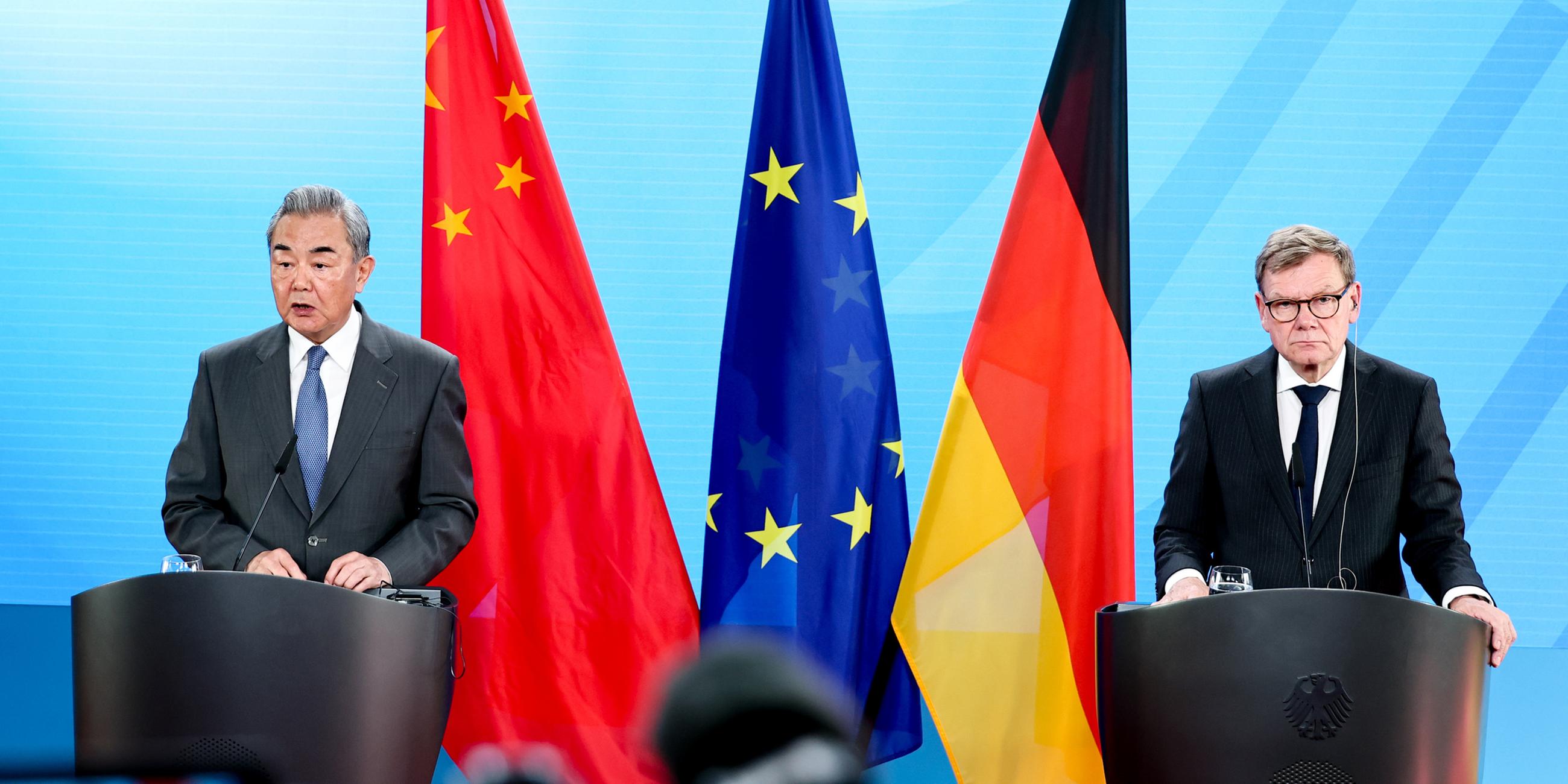 Wang Yi und Johann Wadephul