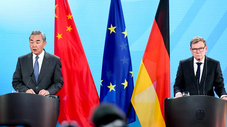 Wang Yi und Johann Wadephul